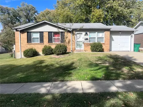 2501 Hedgerow Dr, Florissant, MO 63031