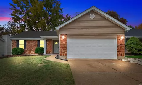 909 Oakwood Farms Ln, Ballwin, MO 63021
