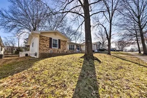 888 Parma Dr, Ballwin, MO 63021