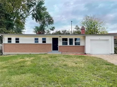 2090 Thrush Dr, Florissant, MO 63033