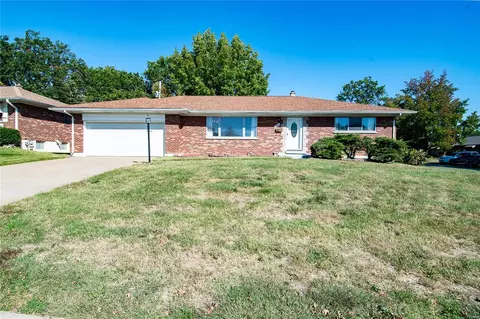 5901 Savio Dr, Affton, MO 63123