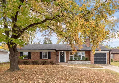 8628 Mayflower Ct, Saint Louis, MO 63132