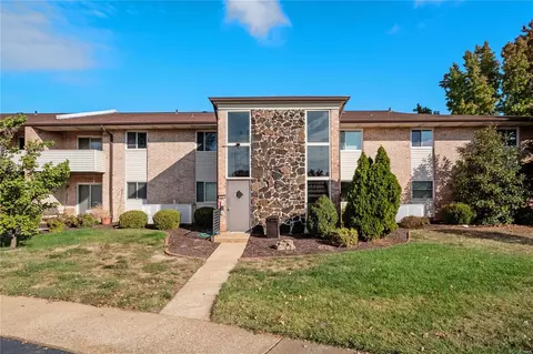 10003 Sakura Dr #B, Saint Louis, MO 63128