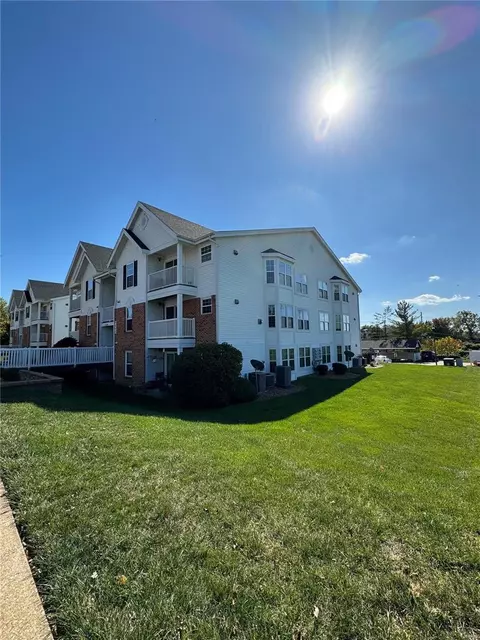 1217 Woodland Point Dr #E, Saint Louis, MO 63146