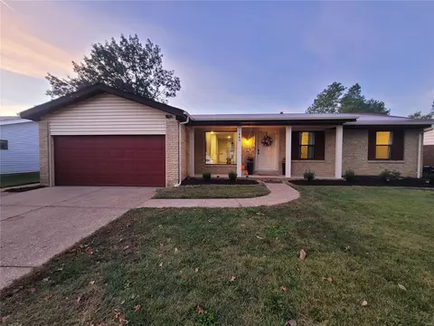 2880 Gladwood Dr, Saint Louis, MO 63129