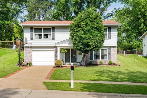 2389 Wesford Dr, Maryland Heights, MO 63043