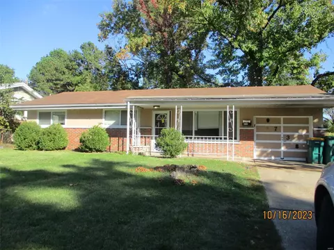9738 Cambria Dr, Saint Louis, MO 63136