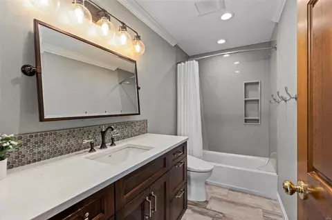 Bath - 14 Frontenac Place Dr, Frontenac, MO 63131 photo 5 of 6