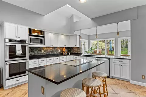 Kitchen - 14 Frontenac Place Dr, Frontenac, MO 63131 photo 1 of 6