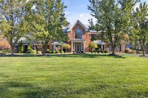 14 Frontenac Place Dr, Frontenac, MO 63131