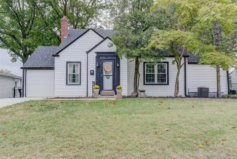 1122 N Geyer Rd, Saint Louis, MO 63122