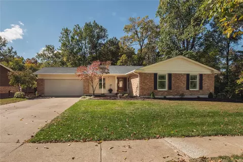 902 Dutch Mill Dr, Ballwin, MO 63011