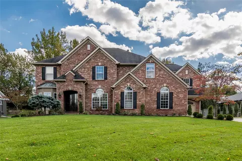 6 Bon Hills Dr, Olivette, MO 63132