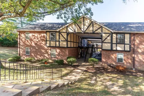1055 Woodgate Dr, Saint Louis, MO 63122