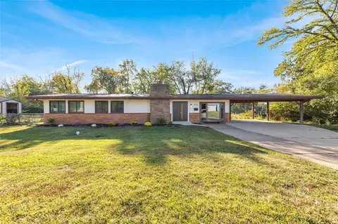 910 Volz Dr, Saint Louis, MO 63126