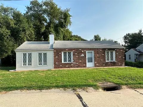 7461 Castro Dr, Saint Louis, MO 63135