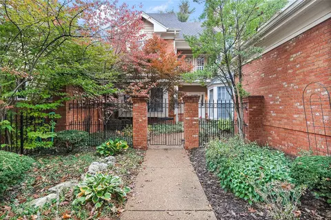 309 Carlyle Lake Dr, Creve Coeur, MO 63141