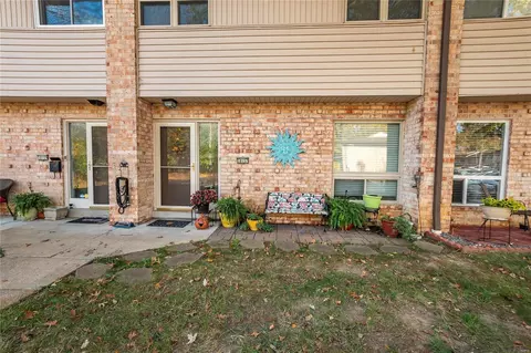 10157 Sakura Dr, Saint Louis, MO 63128