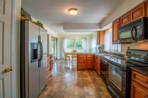 400 Mayfair Dr, Ballwin, MO 63011 photo 4