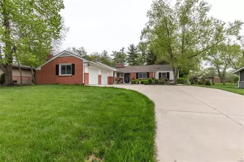 11 Morwood Ln, Creve Coeur, MO 63141