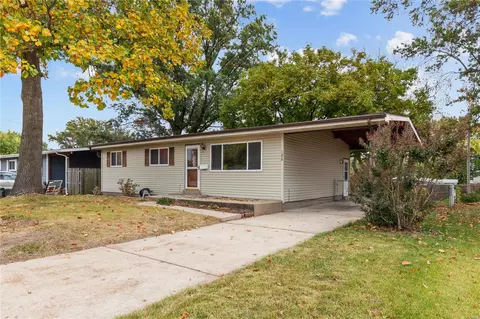 1270 Swan Dr, Florissant, MO 63031