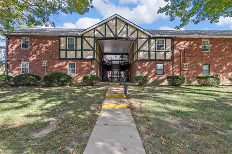 1064 Woodgate Dr, Saint Louis, MO 63122