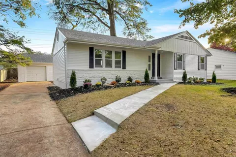 206 Woodridge Rd, Kirkwood, MO 63122