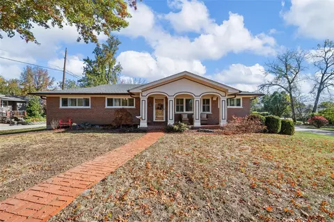 9842 Barrington Dr, Saint Louis, MO 63128