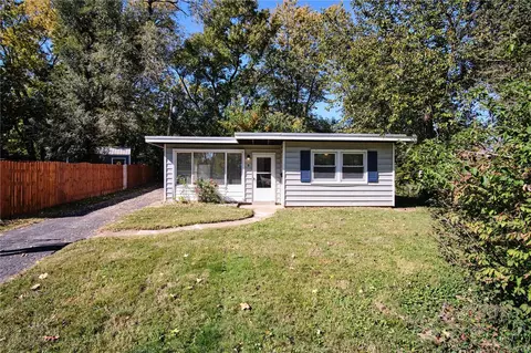 6 Champlain Ct, Florissant, MO 63031