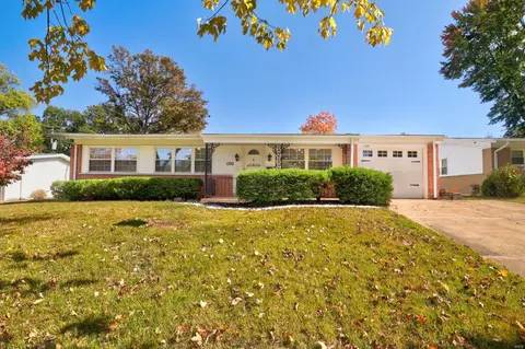 1700 Fairmount Dr, Florissant, MO 63033
