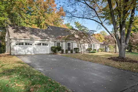 136 Ridgecrest Dr, Chesterfield, MO 63017
