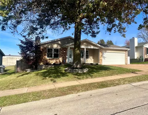 12135 Josephine Marie Dr, Maryland Heights, MO 63043
