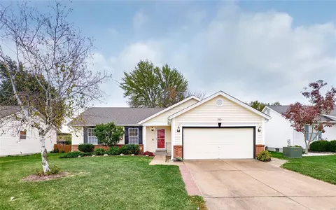 315 Jana Dr, Florissant, MO 63031