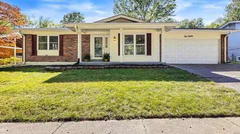 580 Golfwood Dr, Ballwin, MO 63021