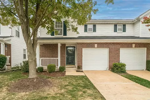 1069 Big Bend Crossing Dr, Manchester, MO 63088