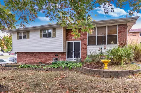 2206 Apple Orchard Ln, Saint Louis, MO 63125
