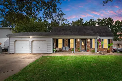 14 Strafford Dr, Saint Peters, MO 63376