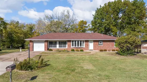 922 Meadow Acres Ln, Saint Louis, MO 63125