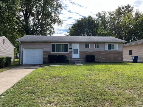1900 Gardenia Dr, Florissant, MO 63031