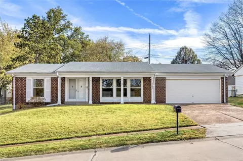 2640 Midland Ridge Dr, Saint Louis, MO 63114