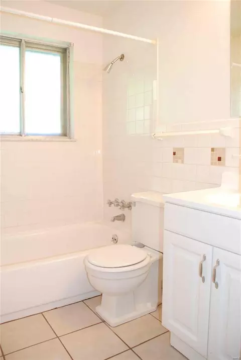 4032 Esseldale Dr, Saint Ann, MO 63074 photo 5