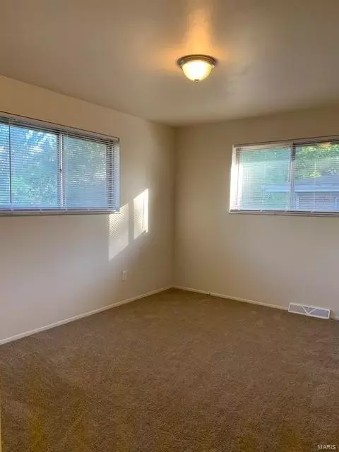 4032 Esseldale Dr, Saint Ann, MO 63074 photo 18