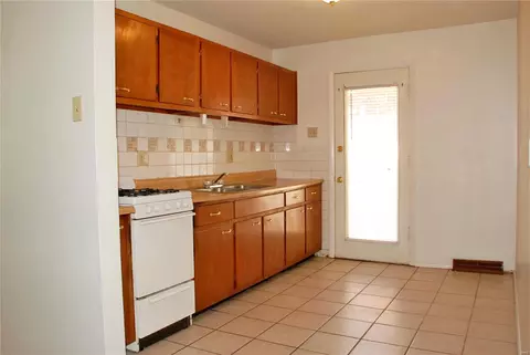 4032 Esseldale Dr, Saint Ann, MO 63074 photo 2