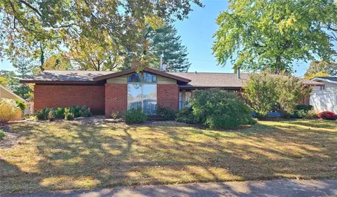 9140 Desmond Dr, Saint Louis, MO 63126