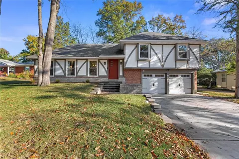 3 Lemans Pl, Lake Saint Louis, MO 63367