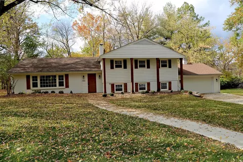 1101 Thornwood Dr, Saint Louis, MO 63124