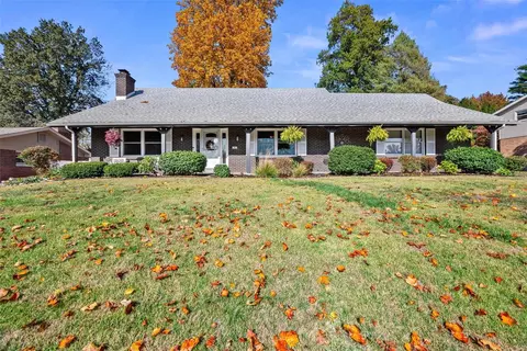 15 Shawnee Dr, Saint Charles, MO 63301