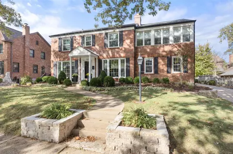 7445 Oxford Dr, Saint Louis, MO 63105