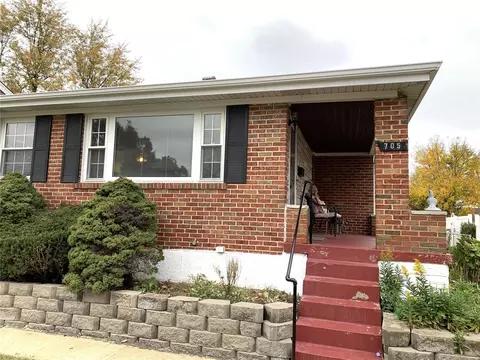 705 Karlsruhe Pl, Saint Louis, MO 63125