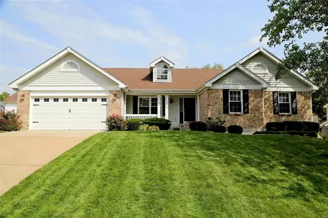 418 Fox Lair Dr, Saint Charles, MO 63303